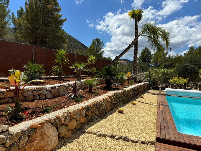 Piscinas de fibra 2024 con cubierta y contorno de madera detalle jardin adosado